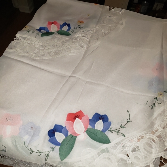 Beautiful 72 inch round table cover with 9 placemats no rips or stains - Picture 6 of 7